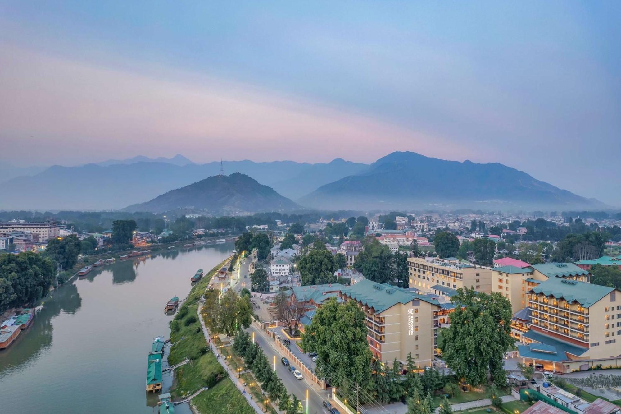 Radisson Collection Hotel & Spa, Riverfront Srinagar Exterior foto