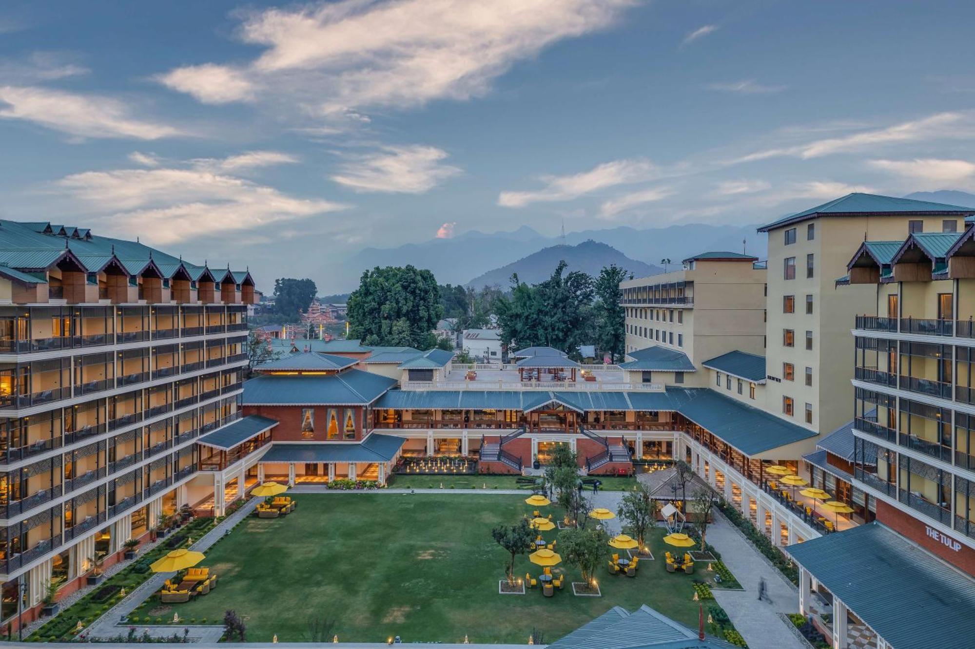 Radisson Collection Hotel & Spa, Riverfront Srinagar Exterior foto