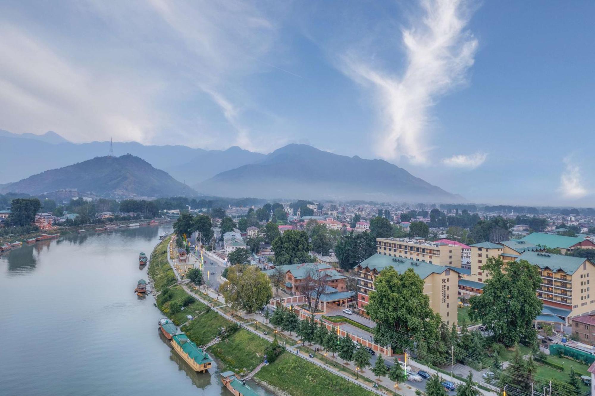 Radisson Collection Hotel & Spa, Riverfront Srinagar Exterior foto